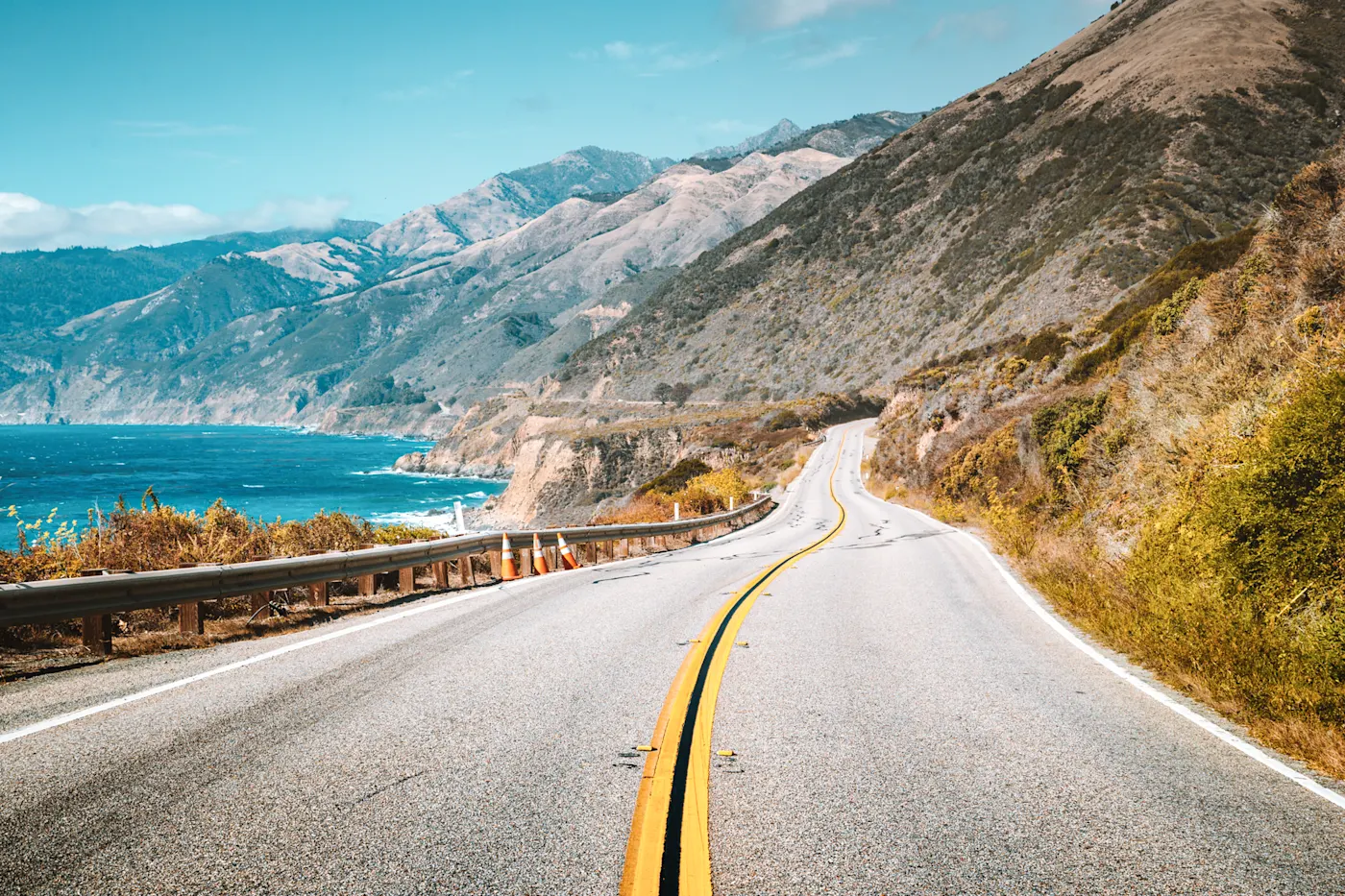 Route en Californie avec la mer sur le côté 
