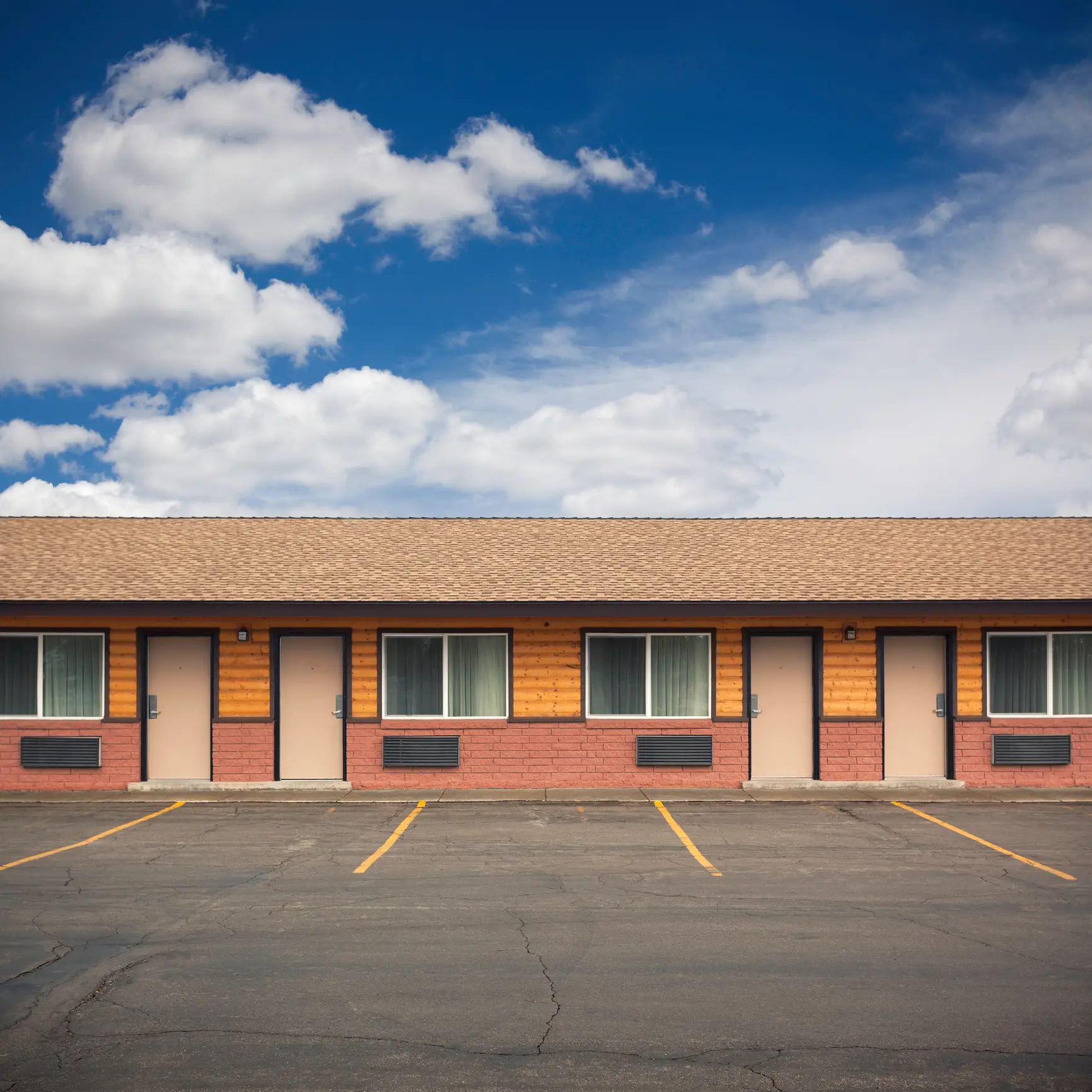 Vue de la façade d'un motel aux États-Unis