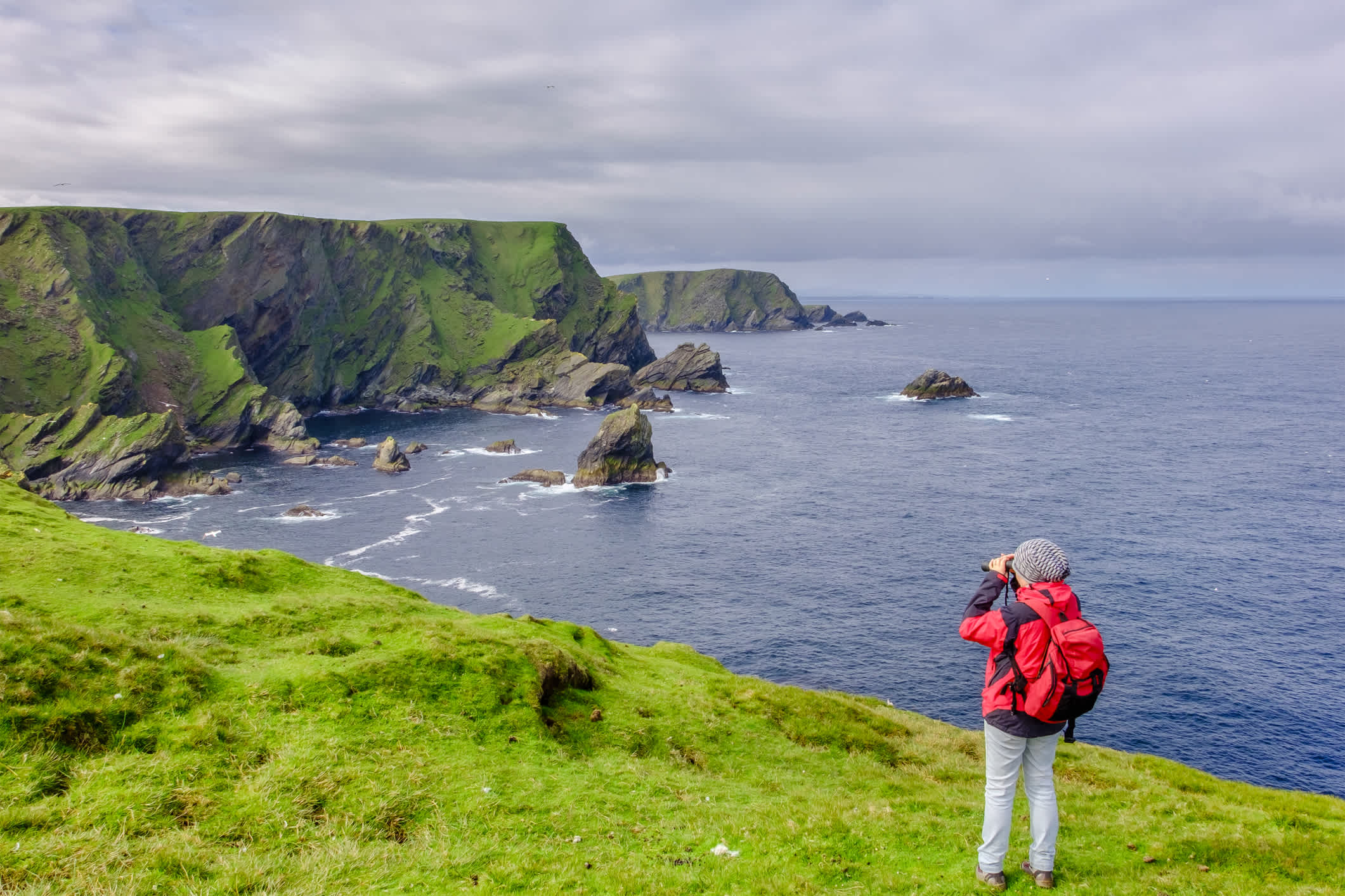Wanderin auf der Insel Unst, Shetlandinseln, Schottland. 