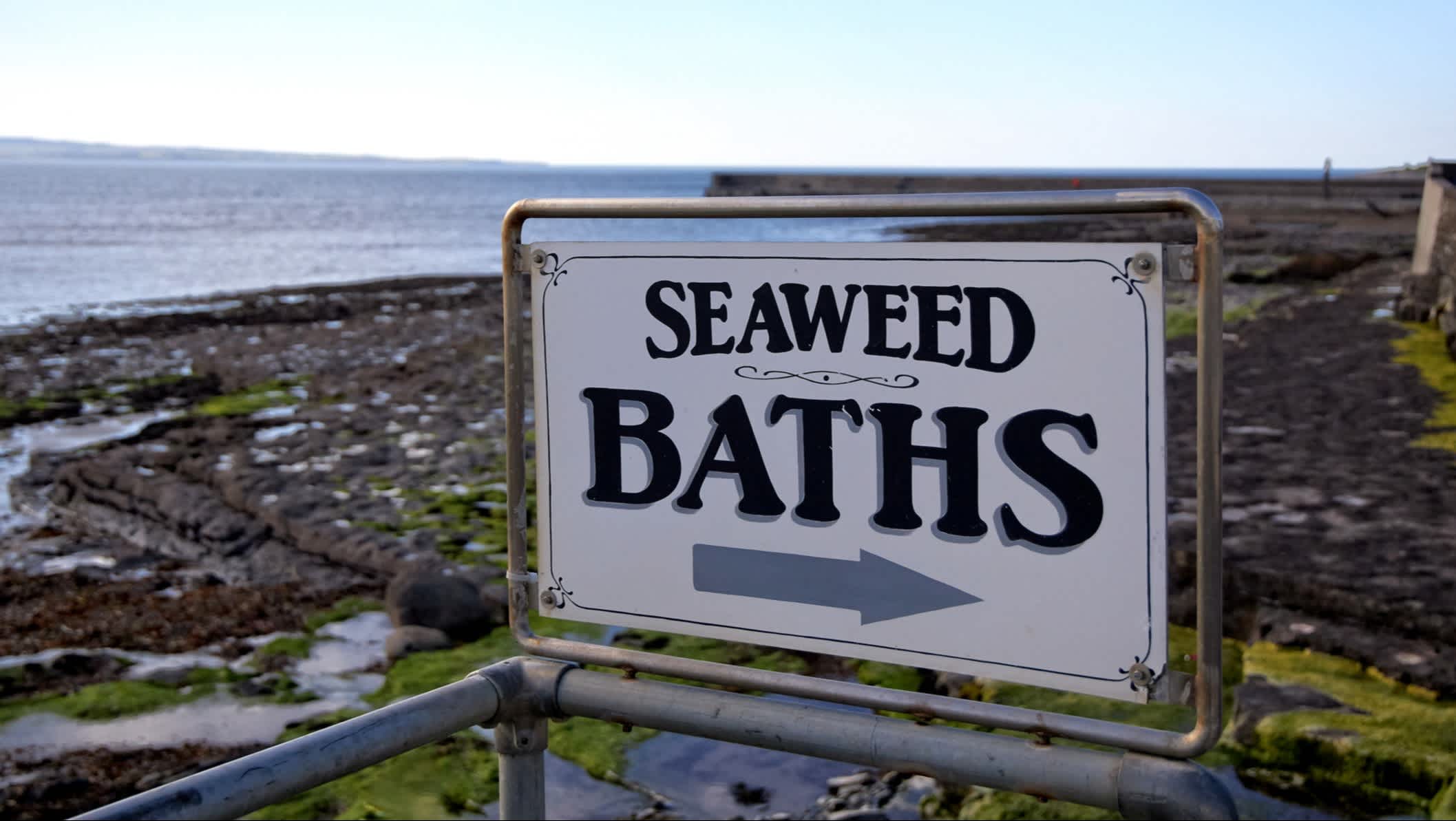 Schild zu den Seegrasbäder, Sligo, Irland