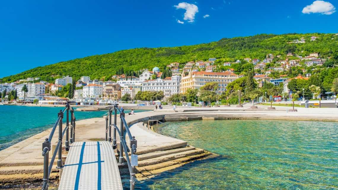 Strand Slatina und Fußgängerbrücke in Opatija, Kroatien.