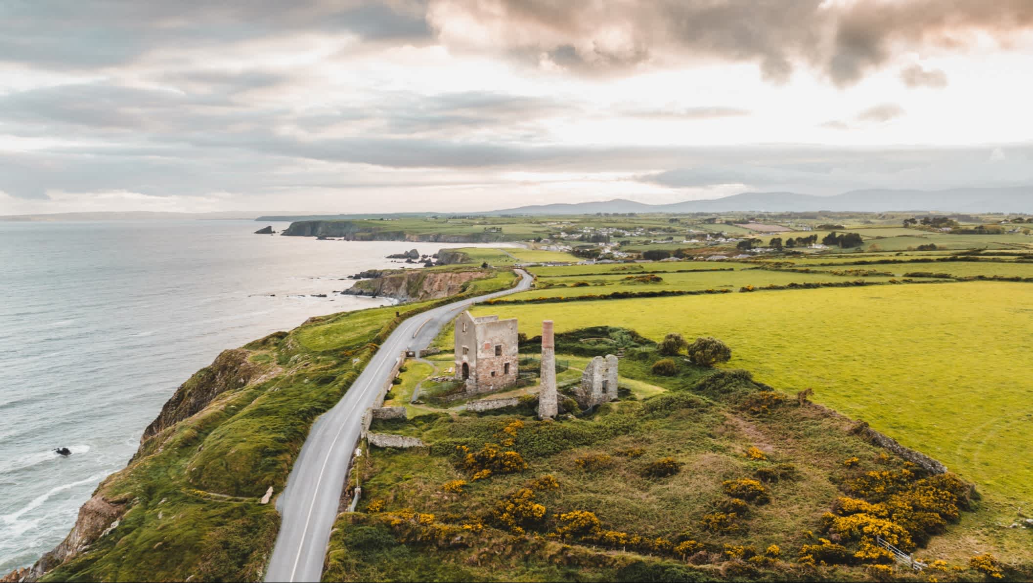 Luftaufnahme von Kupfermühle, Copper Coast, Waterford Greenway, Irland.