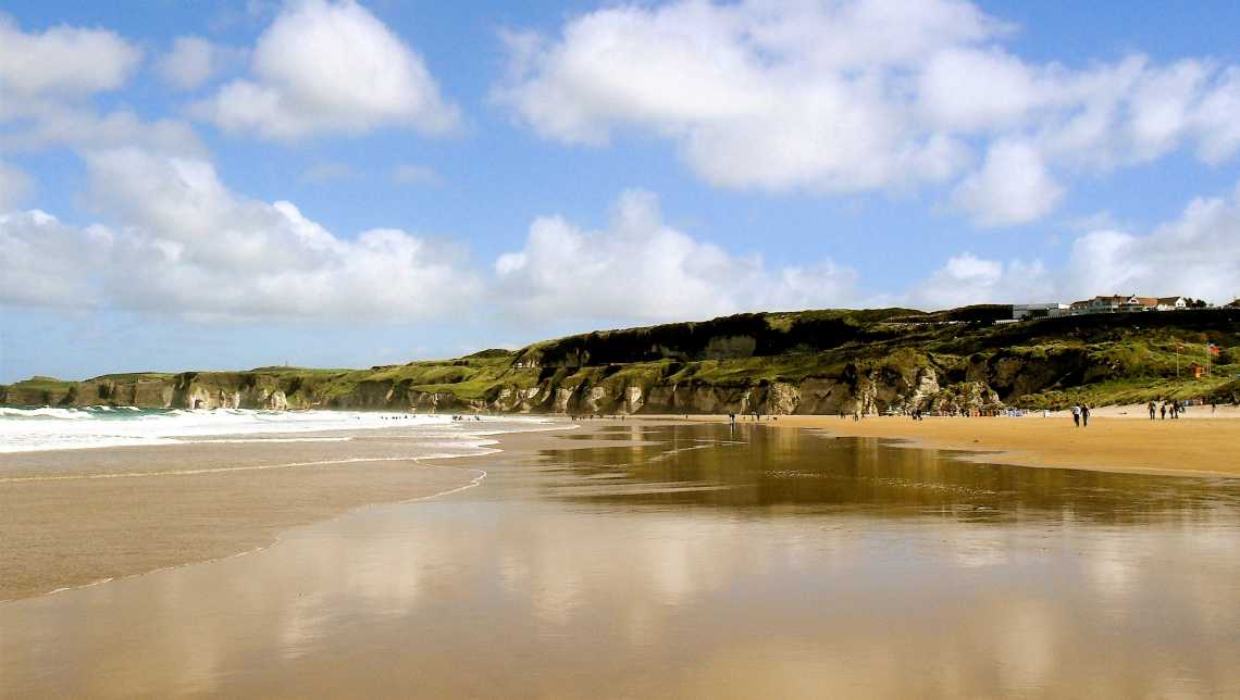Vue de la plage de Whiterocks à Antrim, Irlande depuis le sable