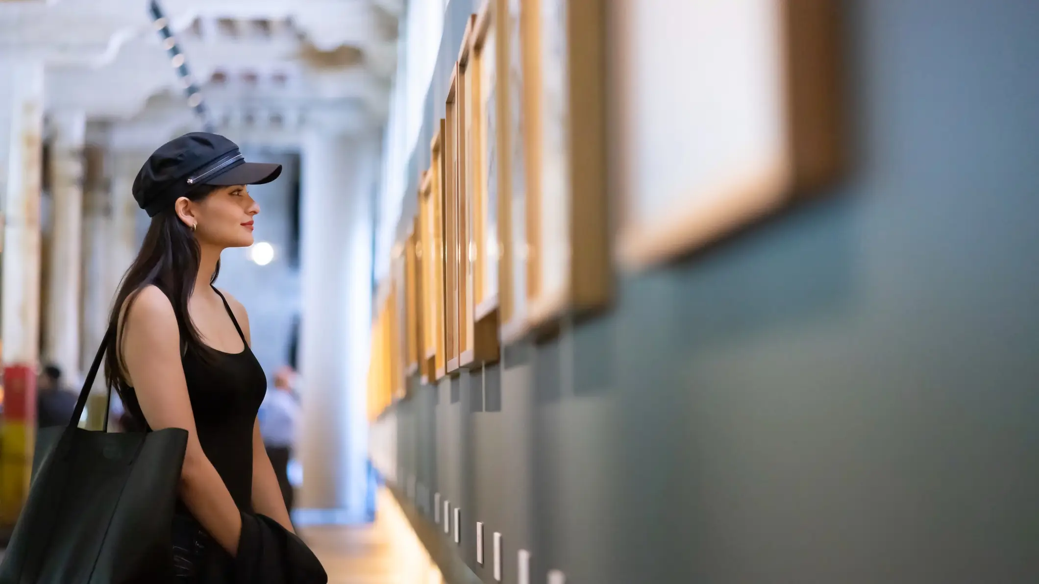 Une jeune femme contemple des œuvres d'art dans un musée.