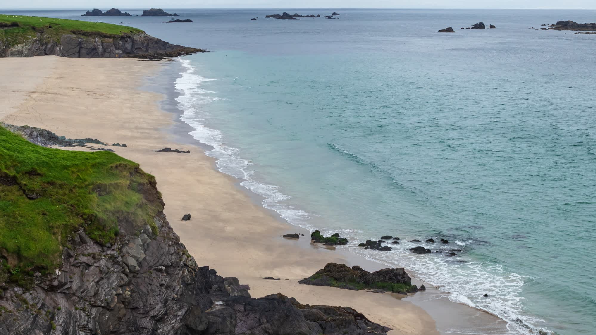 Weißer Strand auf Great Blasket in Kerry, Irland