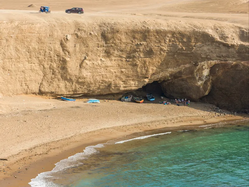 Tuquillo bei Huarmey, Peru Der Strand von Tuquillo bei Huarmey, Peru, bietet eine ruhige Atmosphäre mit goldfarbenem Sand und klarem Wasser, ideal für entspannte Tage am Meer