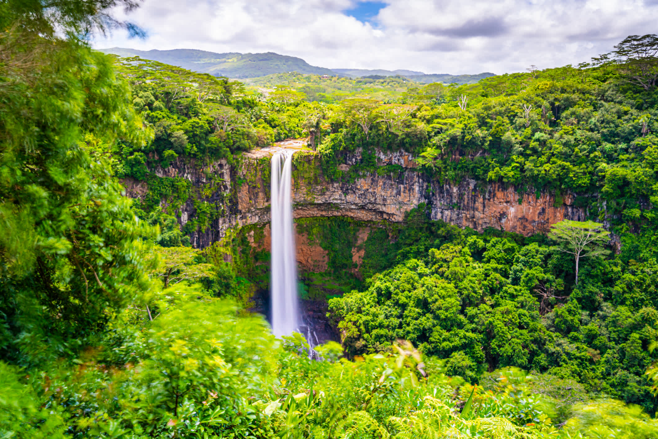 Chute d'eau sur l'île Maurice dans un paysage verdoyant