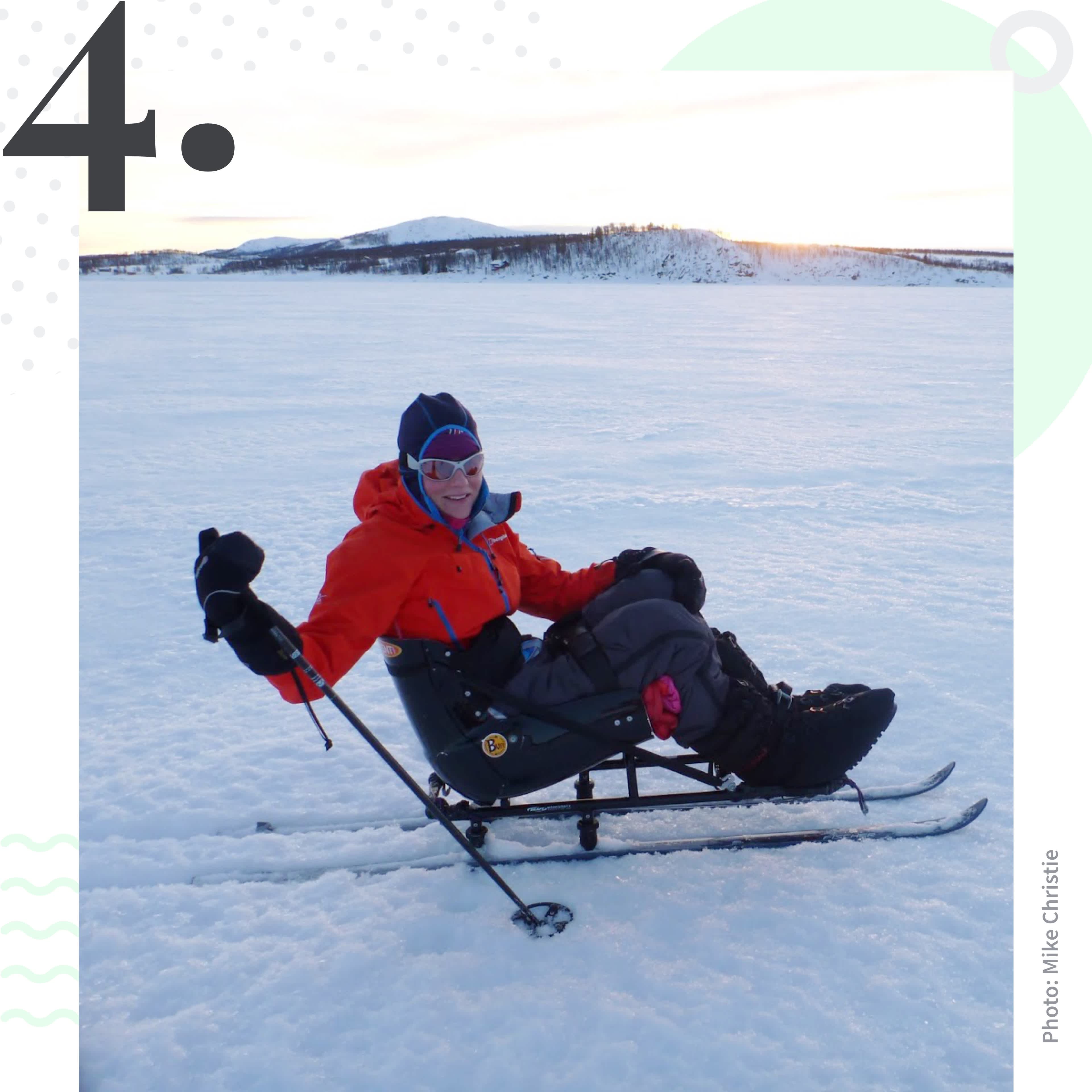 Karen Darke - elle a traversé la calotte glaciaire du Groenland en sit-ski. Classée 4e dans la liste des femmes voyageuses les plus inspirantes de Tourlane. 