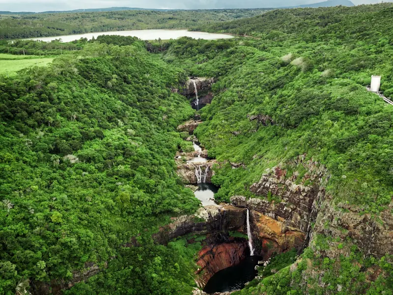 Mauritius, Rivière Noire, Tamarind Falls Tamarind Falls inmitten grüner Hügel und Täler, Rivière Noire, Mauritius.