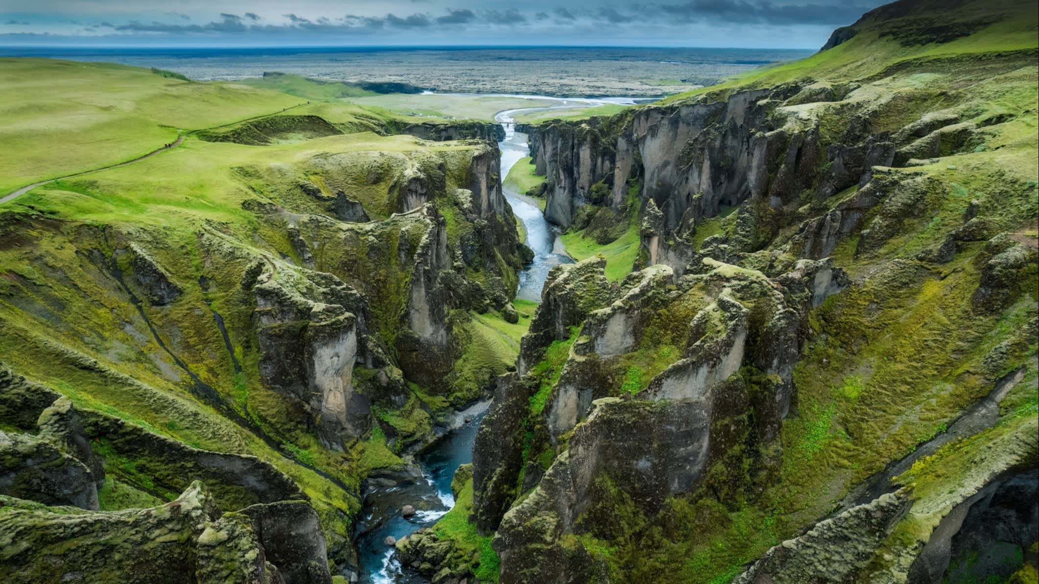 Luftaufnahme der Fjadrargljufur-Schlucht im Sommer in Island.