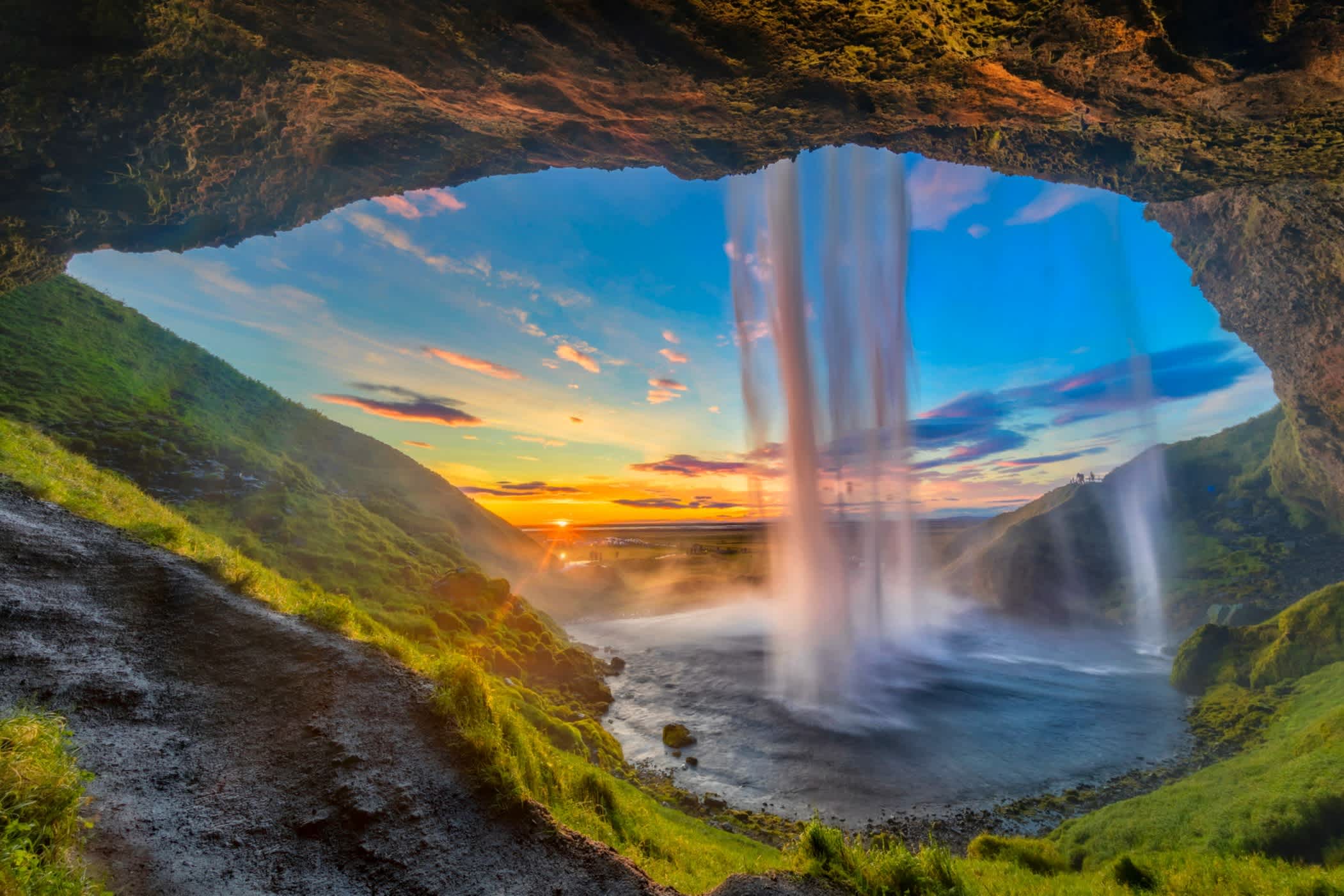 Chute d'eau en Islande au coucher du soleil