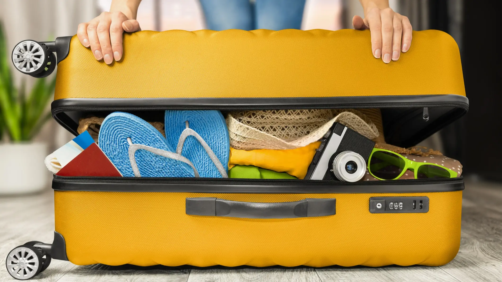 Une valise remplie d'affaires d'été.
