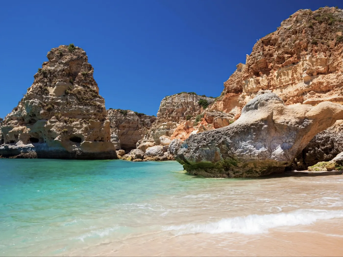 Praia da Marinha, Portugal Praia da Marinha in Portugal ist bekannt für ihre beeindruckenden Felsenformationen und das klare, türkisfarbene Wasser, das die Küste umgibt