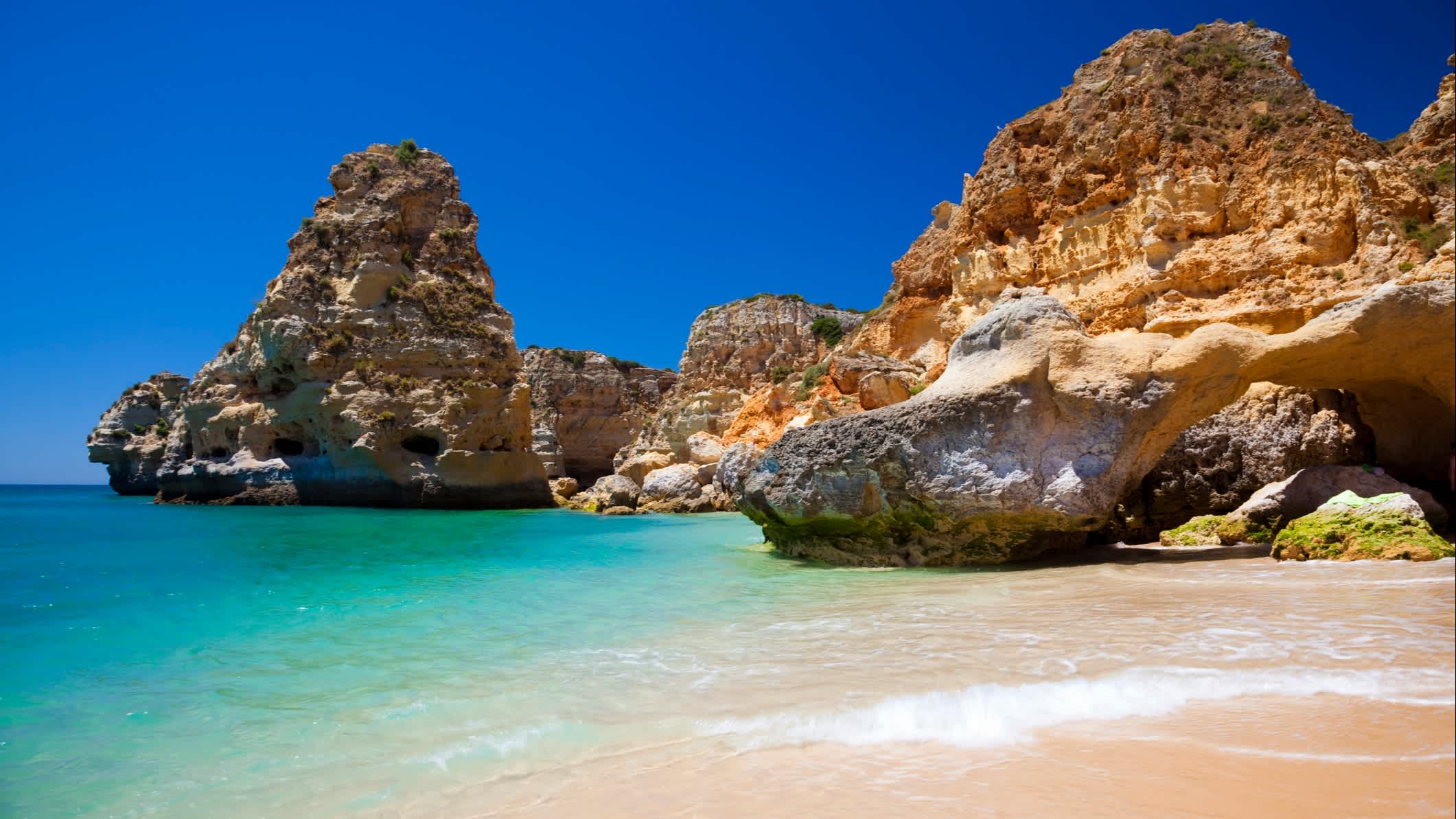 Plage de sable de rêve avec formations rocheuses au Portugal