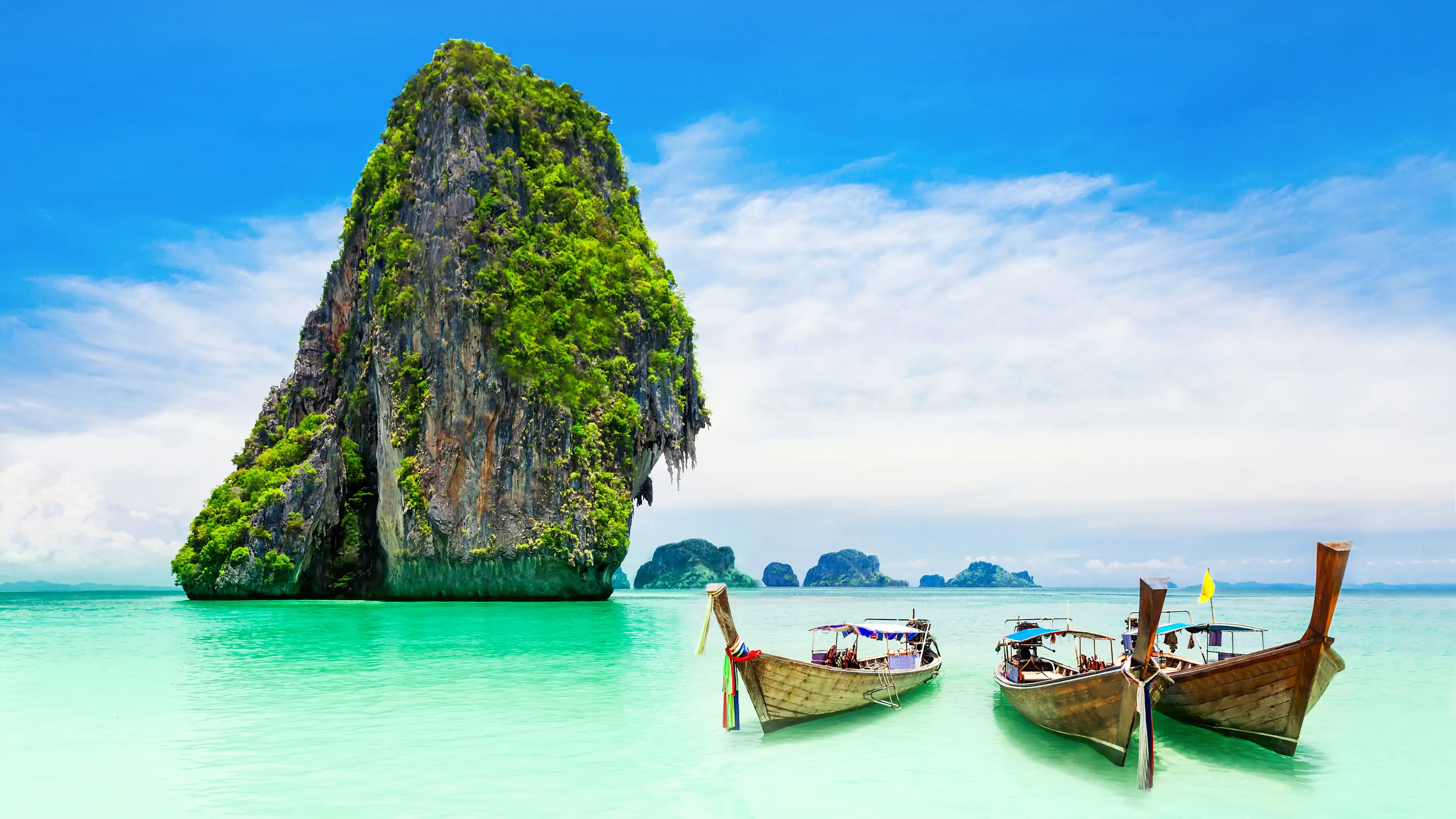 Thailand Phuket Boote Blick auf türkisfarbenes Wasser mit Booten in Phuket in Thailand