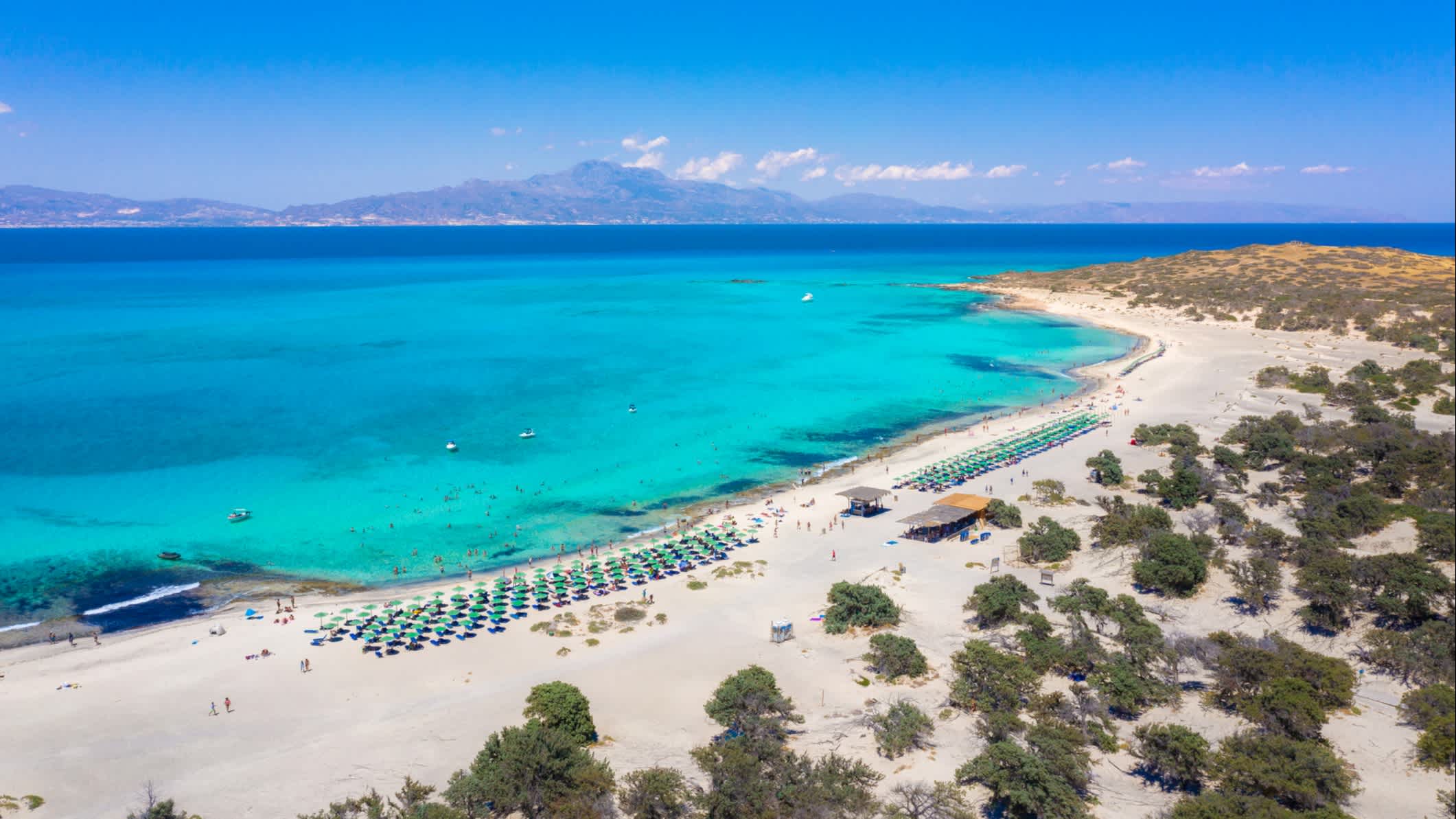 Vue aérienne d'une plage de sable blanc à Chryssi au sud de la Crète, en Grèce.


