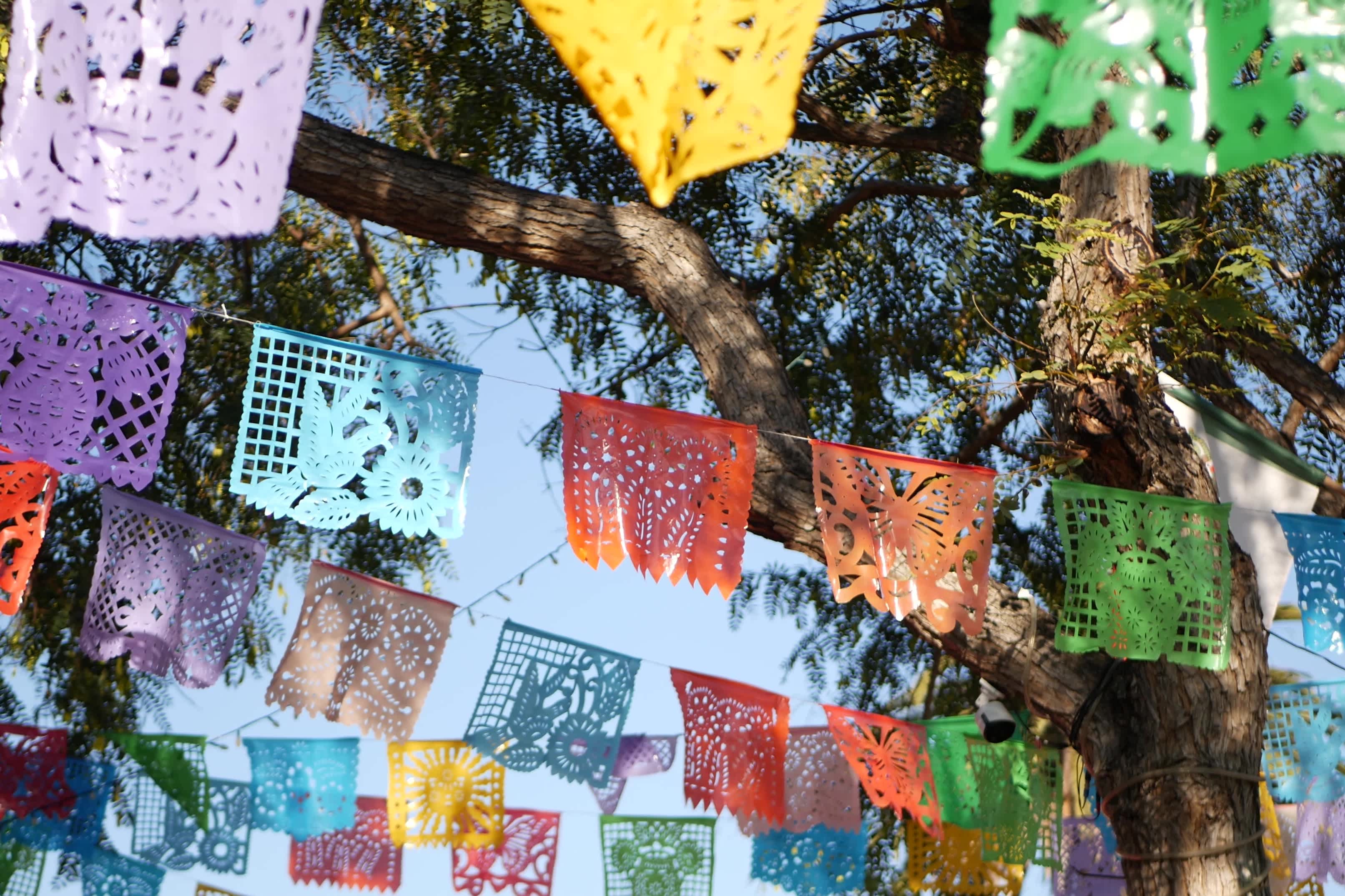 Bunte mexikanische perforierte Papel Picado Banner, Festival bunte Papiergirlande. Mehrfarbige hispanische Menschen geschnitzte Taschentuchfahnen, Feiertag oder Karneval. Authentische Fiesta-Dekoration in Lateinamerika.
