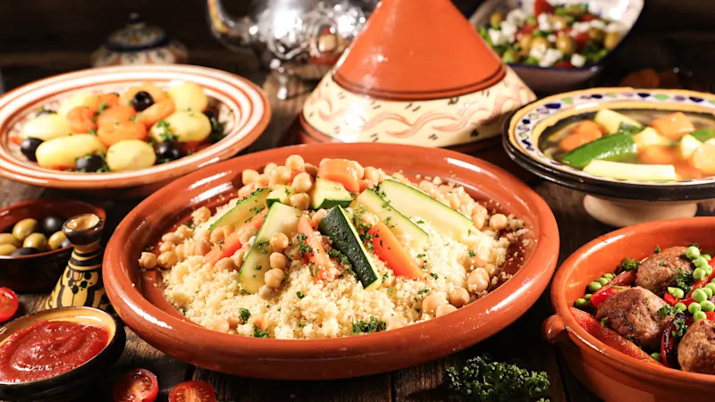 Marokko, Header, Couscous Eine Portion Couscous in einer Tajine.