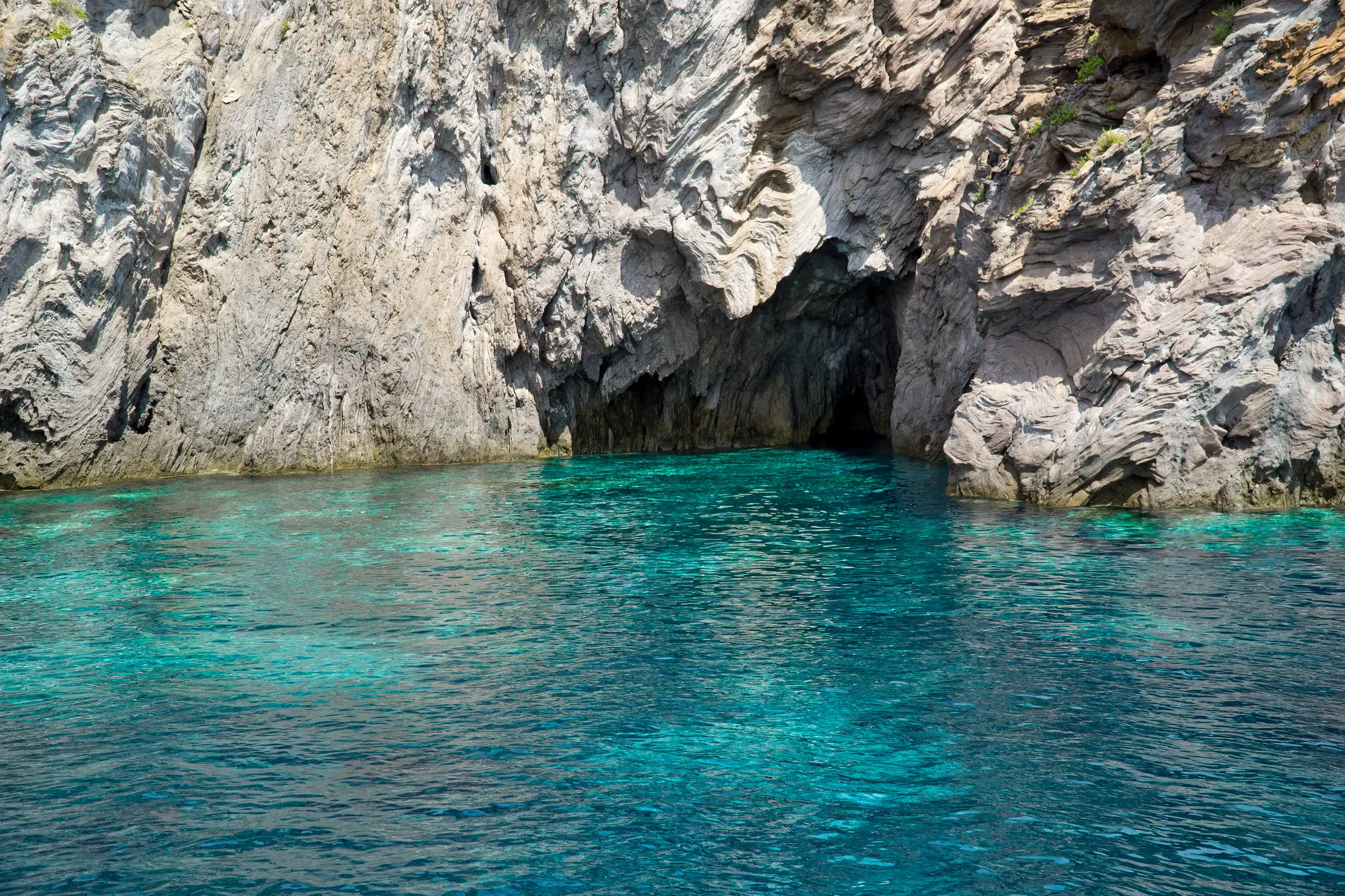 Italien, Panarea, Grotte Türkisblaues Meer vor Panarea mit Grotte