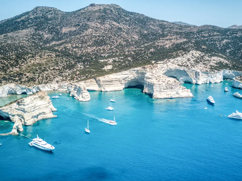 Kleftiko Bucht, Griechenland Milos Die Kleftiko Bucht auf Milos, Griechenland, begeistert mit dramatischen weißen Felsformationen, türkisfarbenem Wasser und einem Hauch von Abenteuer
