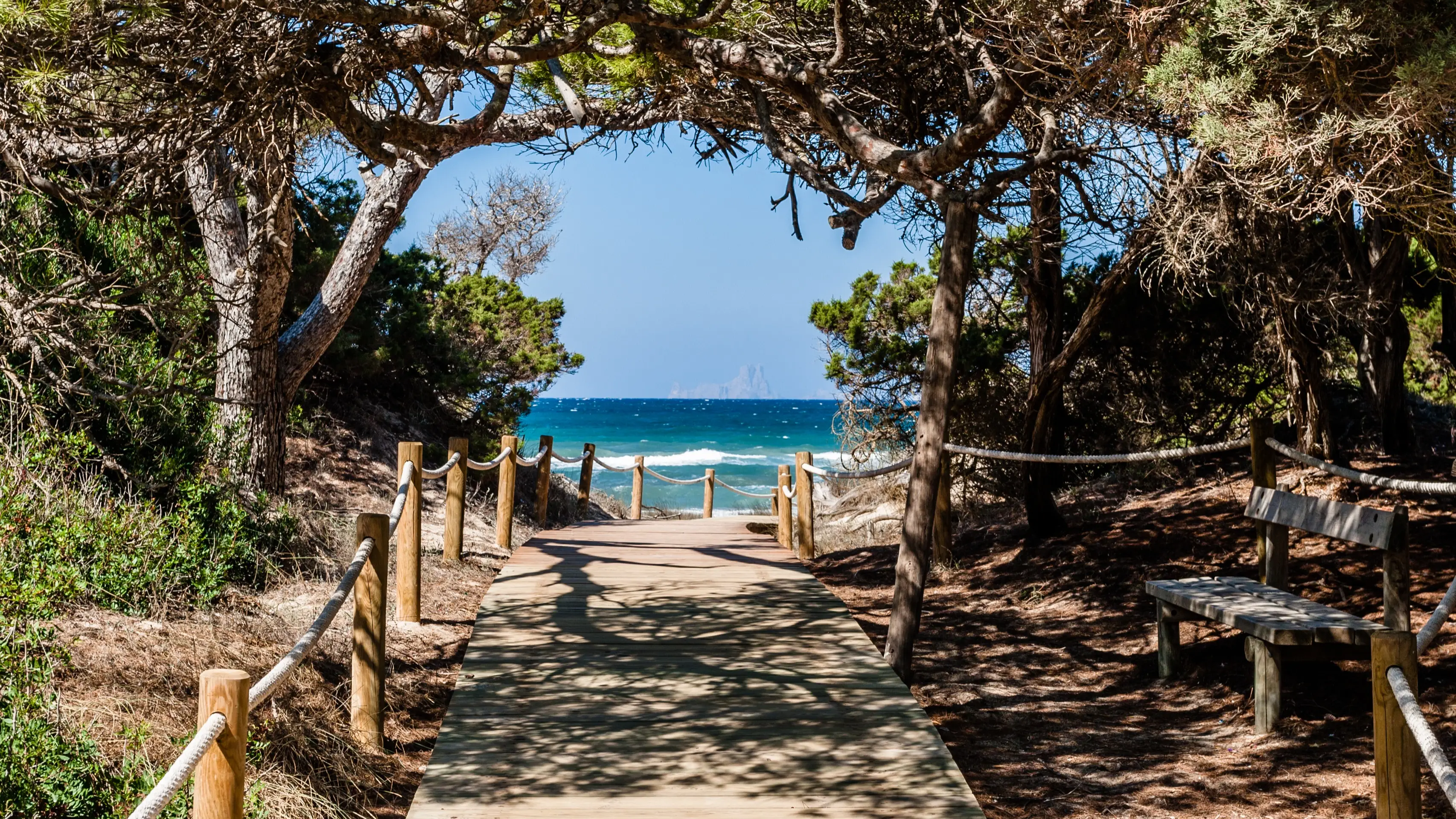Holzsteg zum Strand illetas.

