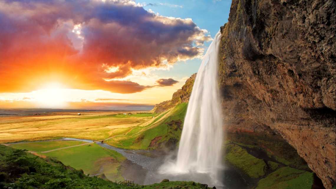 Der Seljalandsfoss Wasserfall im Süden von Island bei einem spektakulären Himmel