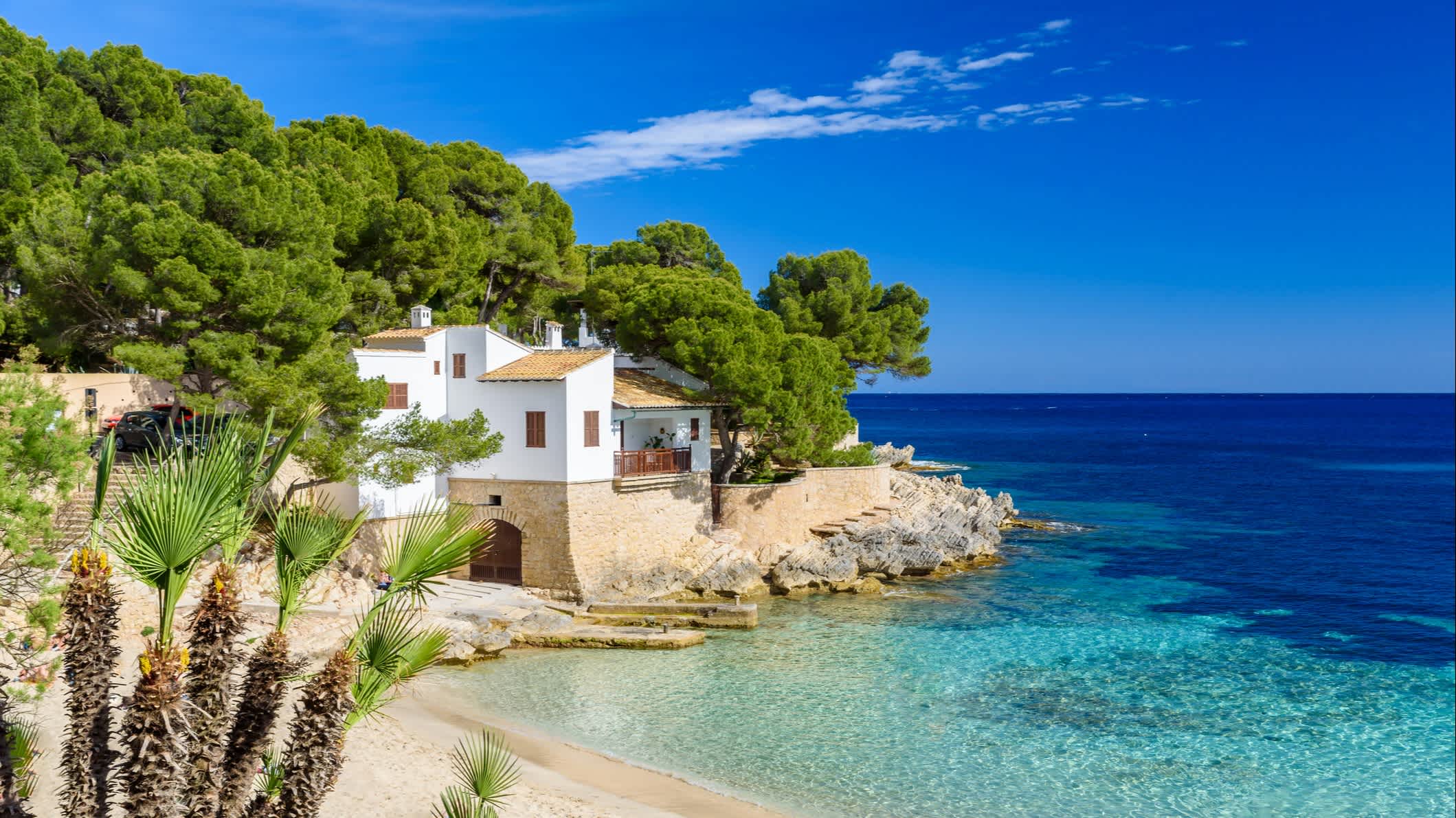 Idyllischer Strand und Küste von Cala Gat bei Ratjada, Mallorca, Spanien

