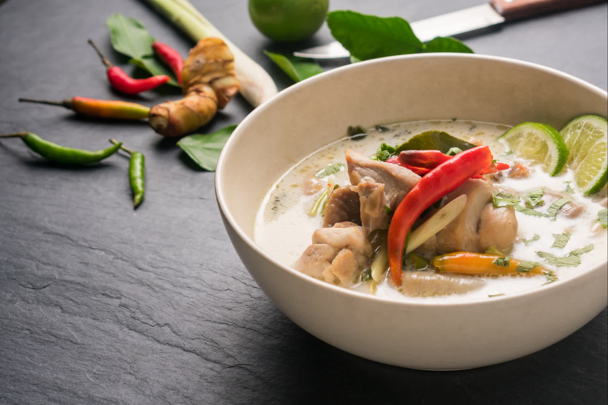 Thai-Food, Hähnchen-Kokos-Suppe Tom Kha Gai