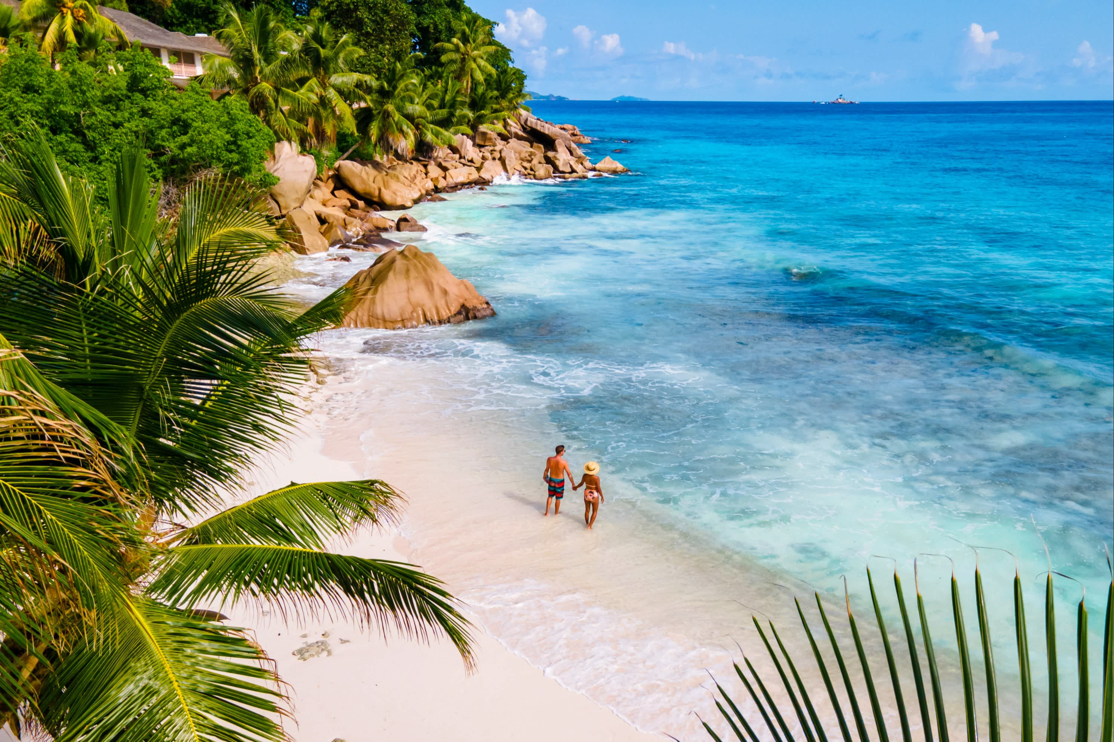 Strand und türkisfarbenes Wasser auf den Seychellen