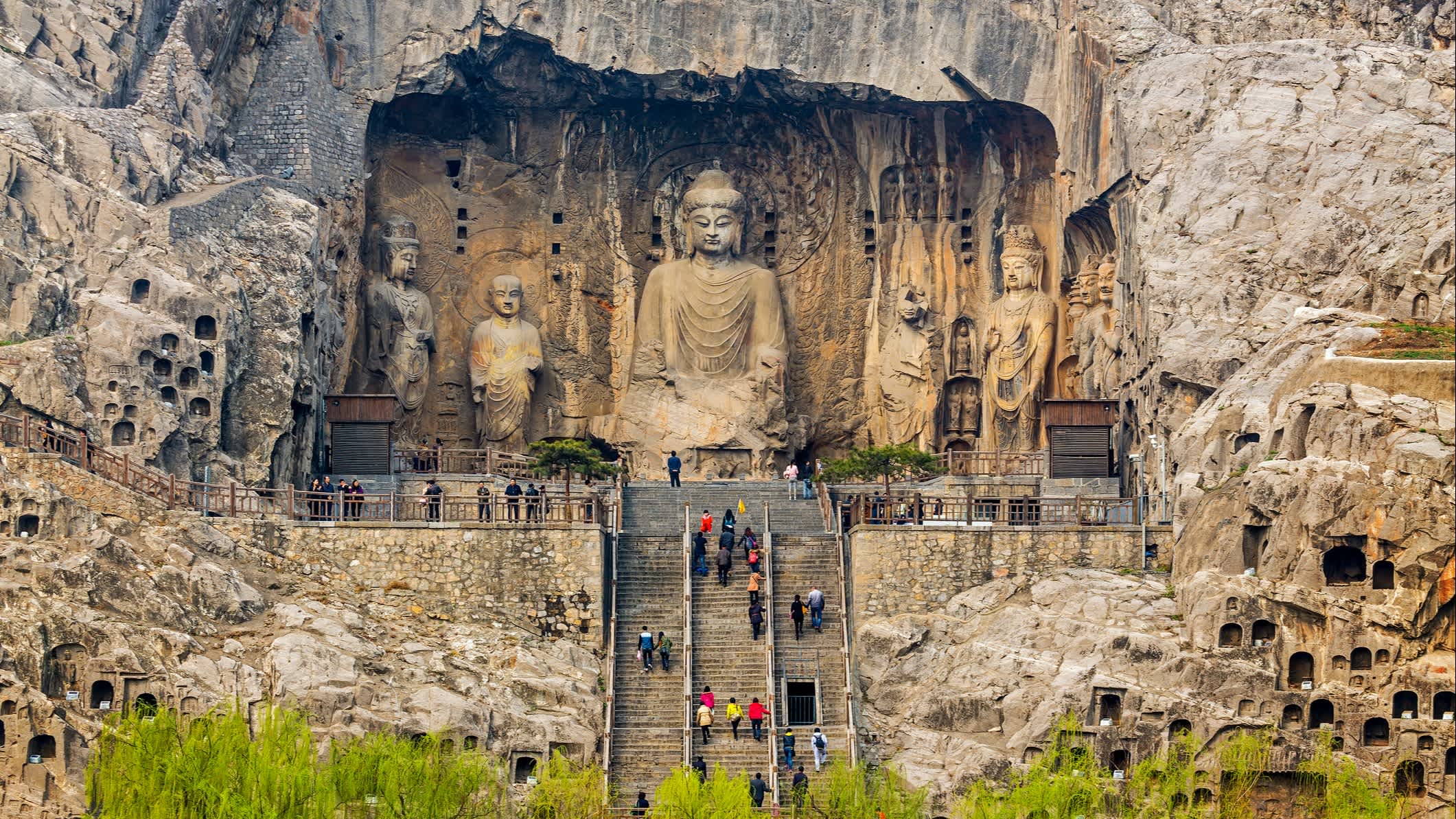Personnes sur les escaliers menant vers la statue de Bouddha, à Luoyang, en Chine