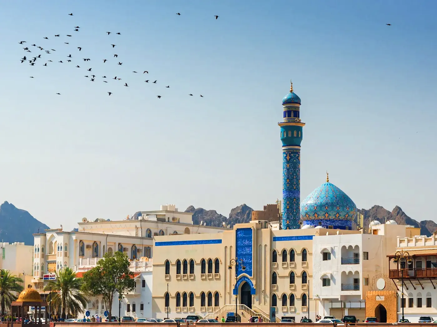 Mosquée au dôme bleu et architecture traditionnelle au centre-ville. Mascate, Oman.