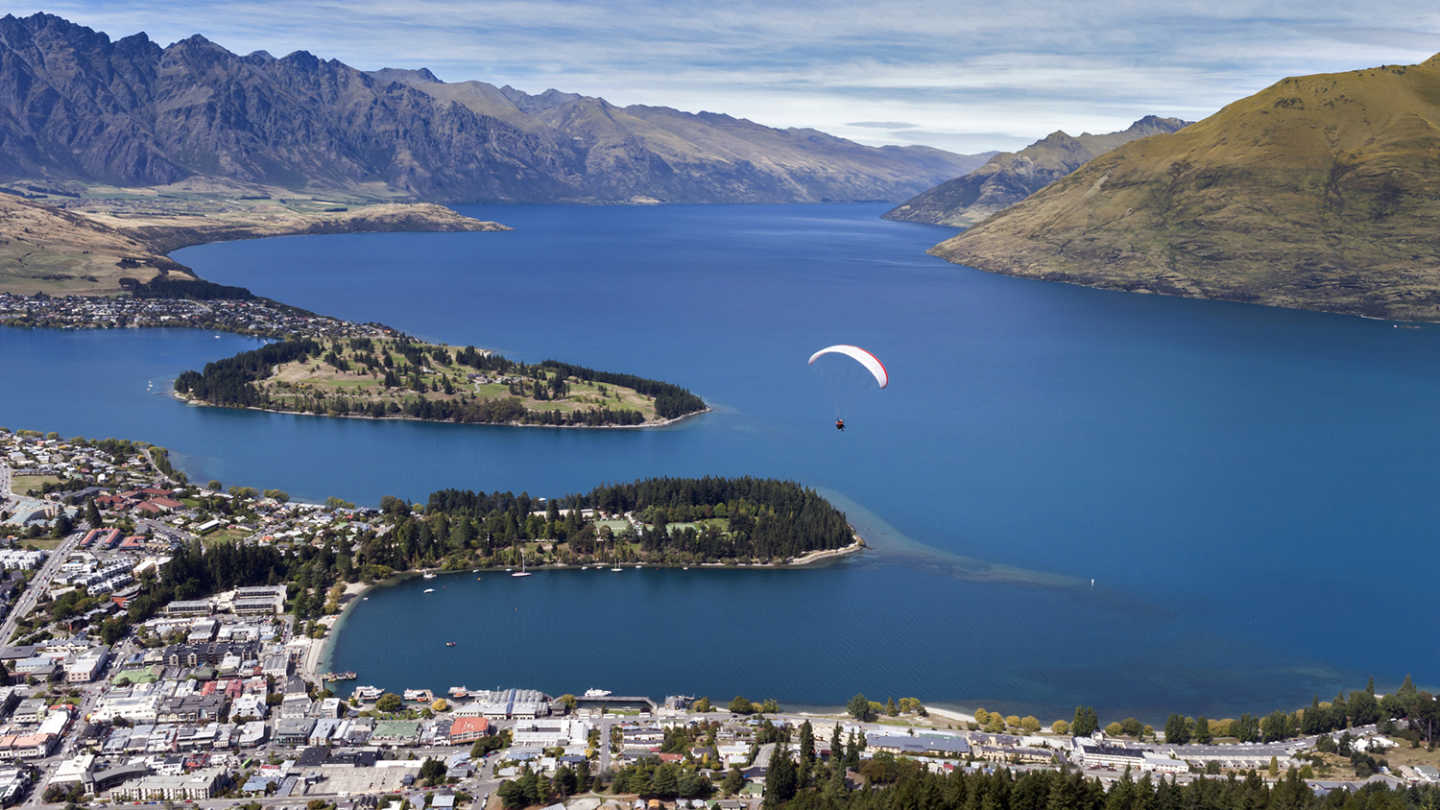Adrenalin tanken beim gemeinsamen Paragliding über Neuseeland mit Tourlane.