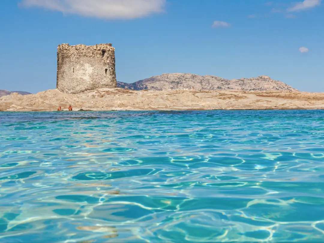 Die Strände Italiens verzaubern mit ihrem türkisen Wasser und bieten atemberaubende Ausblicke auf türmende Burgruinen, die an der Küste thronen