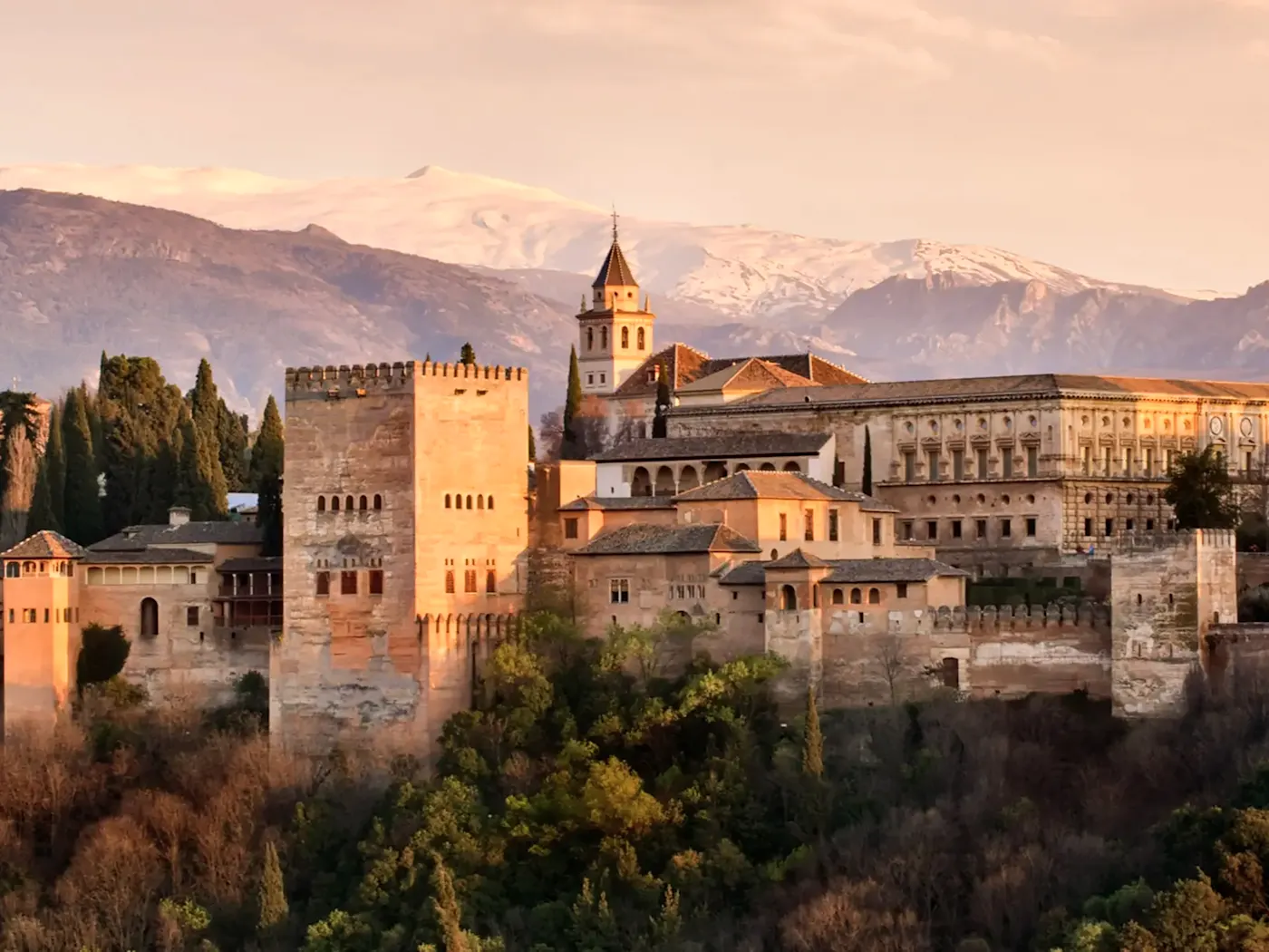 Spanien, Andalusien, Granada Majestätische maurische Festung in der Abendsonne. Granada, Andalusien, Spanien
