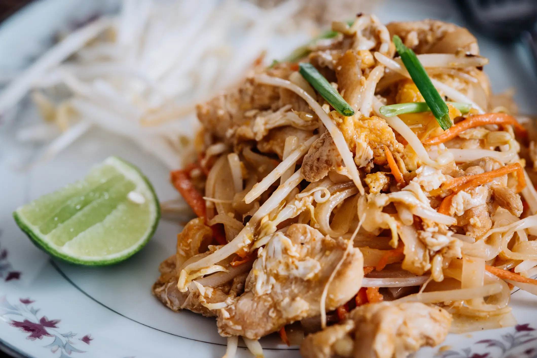 Thailändisches Essen, Pad Thai Pad Thai Mahlzeit mit Huhn