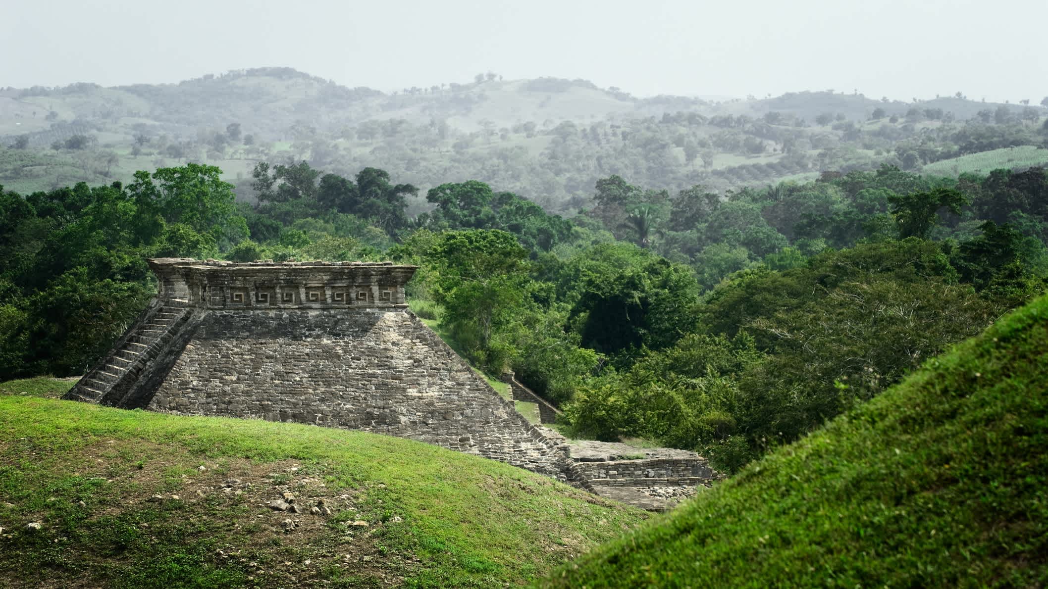Seitenansicht eines der archäologischen Gebäude von El Tajín, im Bundesstaat Veracruz, Mexiko.