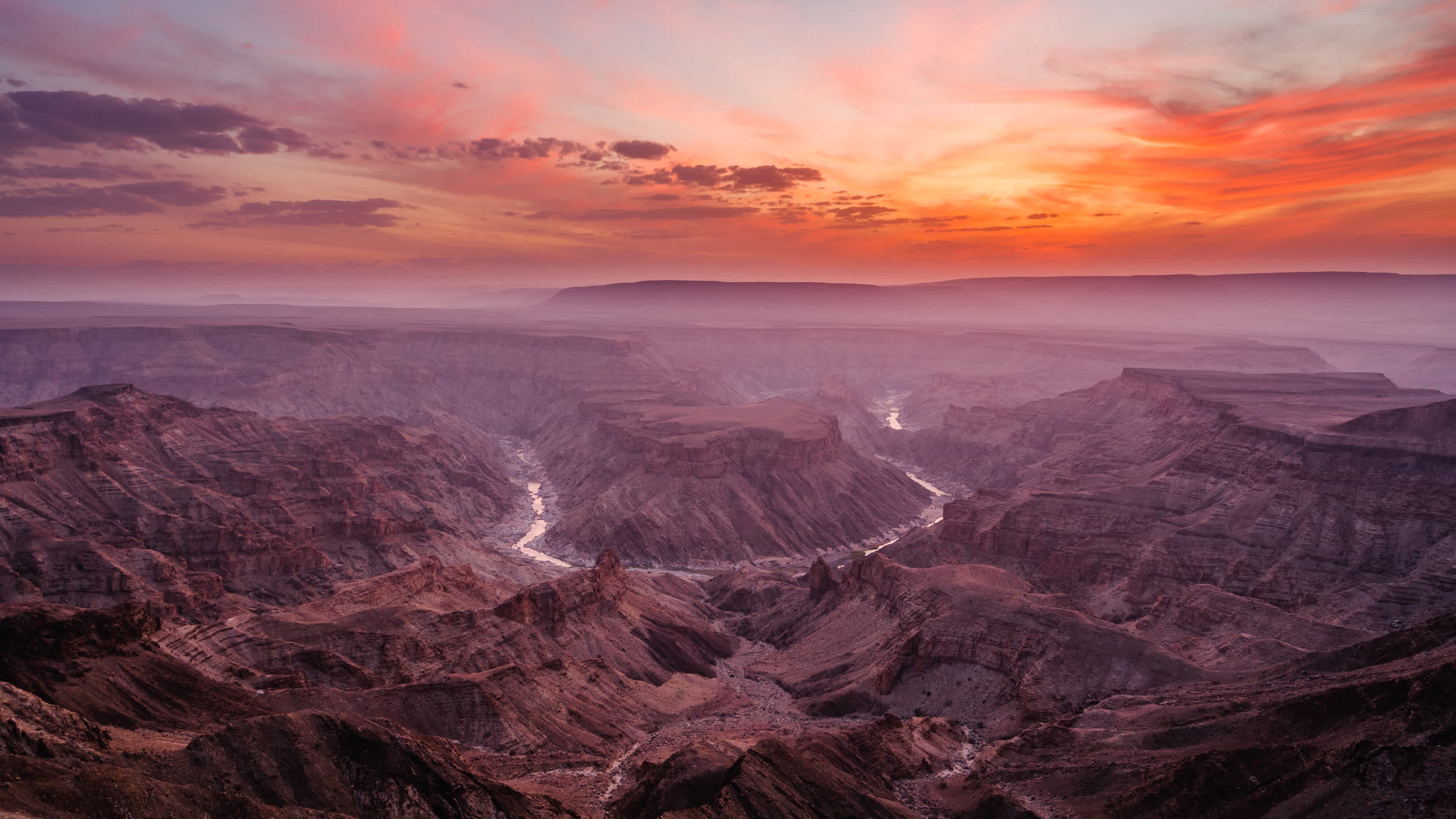 Epischer Sonnenuntergang über dem Fish River Canyon in Namibia, dem zweitgrößten Canyon der Welt und dem größten in Afrika.