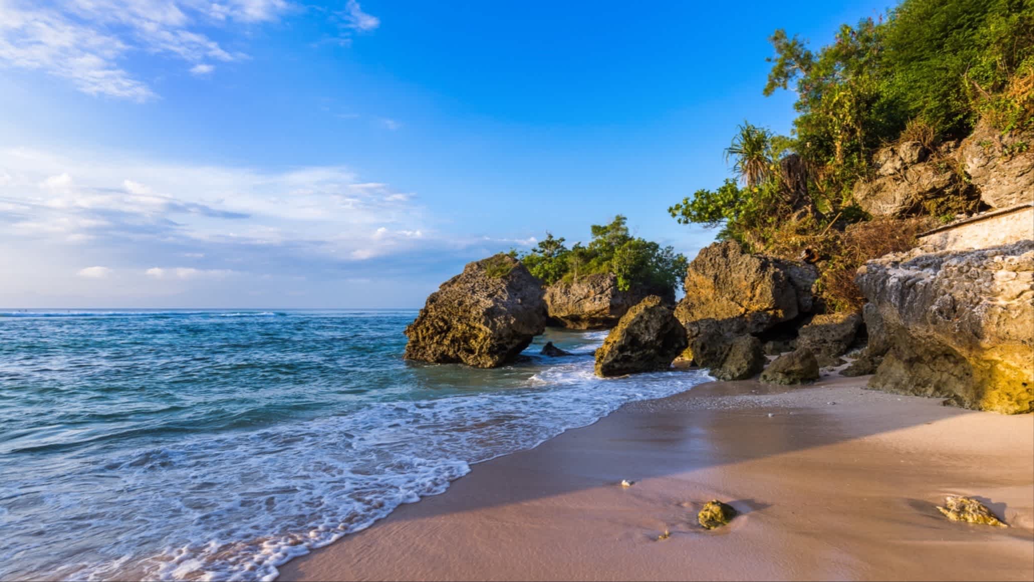 Aufnahme der Felsen des Padang Padang Beach auf Bali, Indonesien.