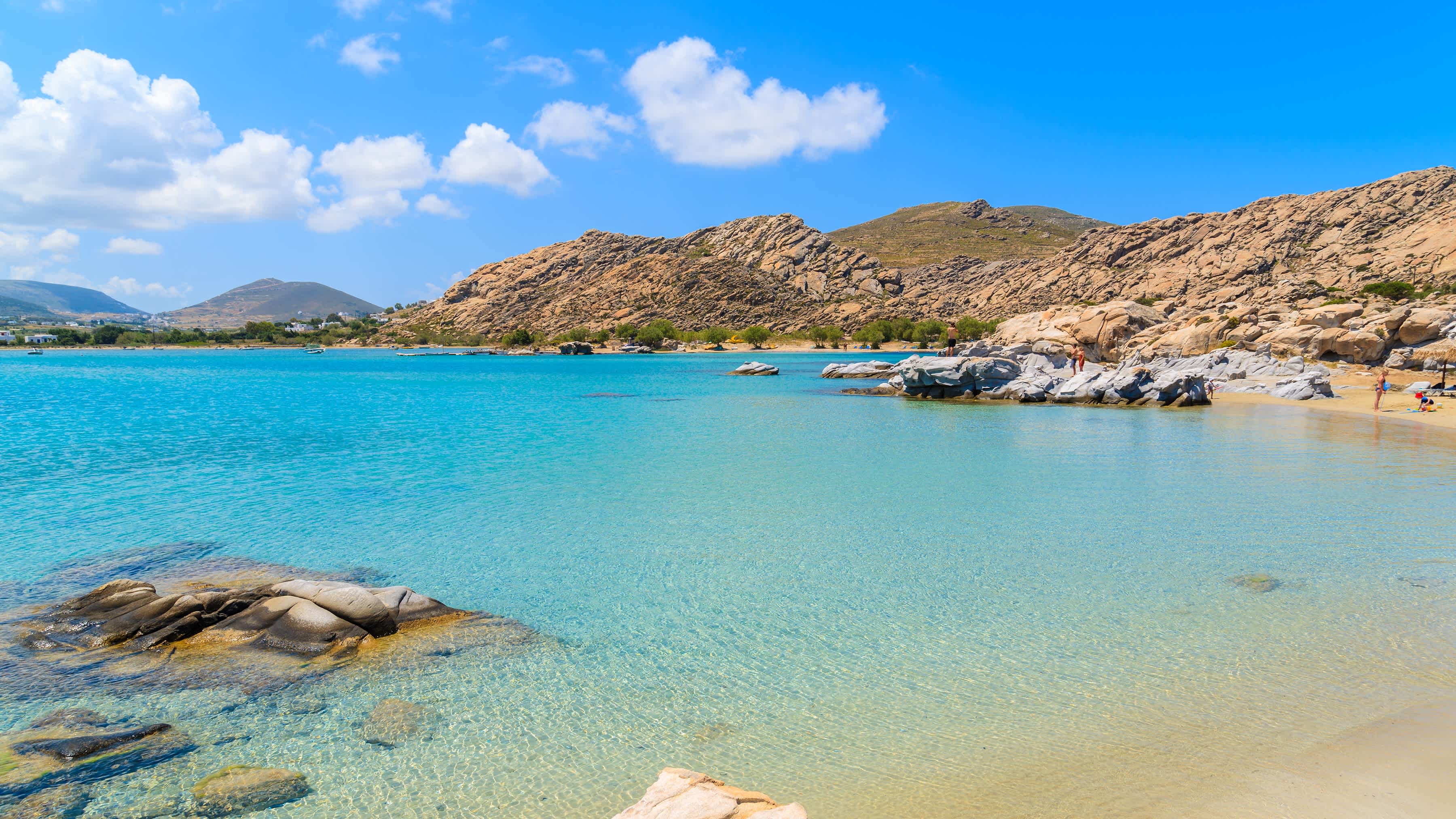 Mer bleu turquoi entouré de rochers, sur une plage à Paros, en Grèce