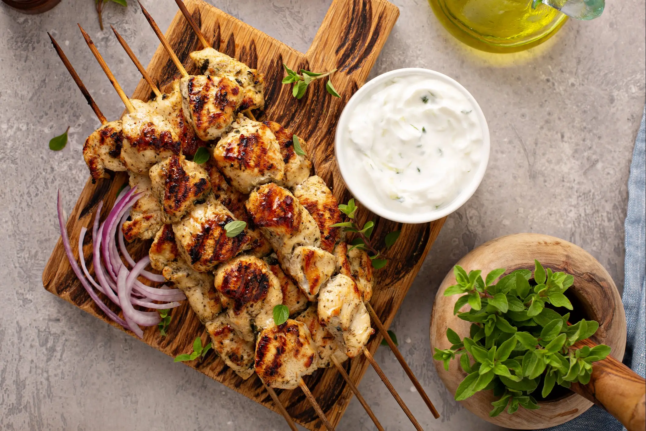 Soulaki de poulet à la grecque avec sauce tzatziki et légumes frais.