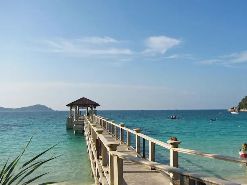 Malaisie, Kedah, Langkawi Passerelle en bois avec vue sur l'eau turquoise. Langkawi, Kedah, Malaisie.