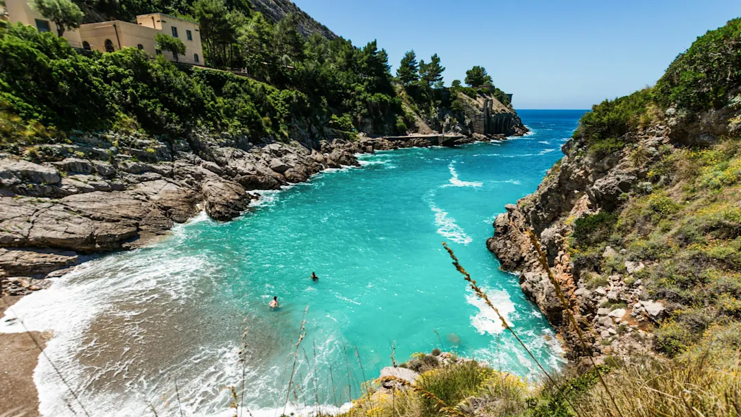 Blick auf die kleine Bucht von Ieranto mit türkisblauem Meer und grün bewachsener Felslandschaft