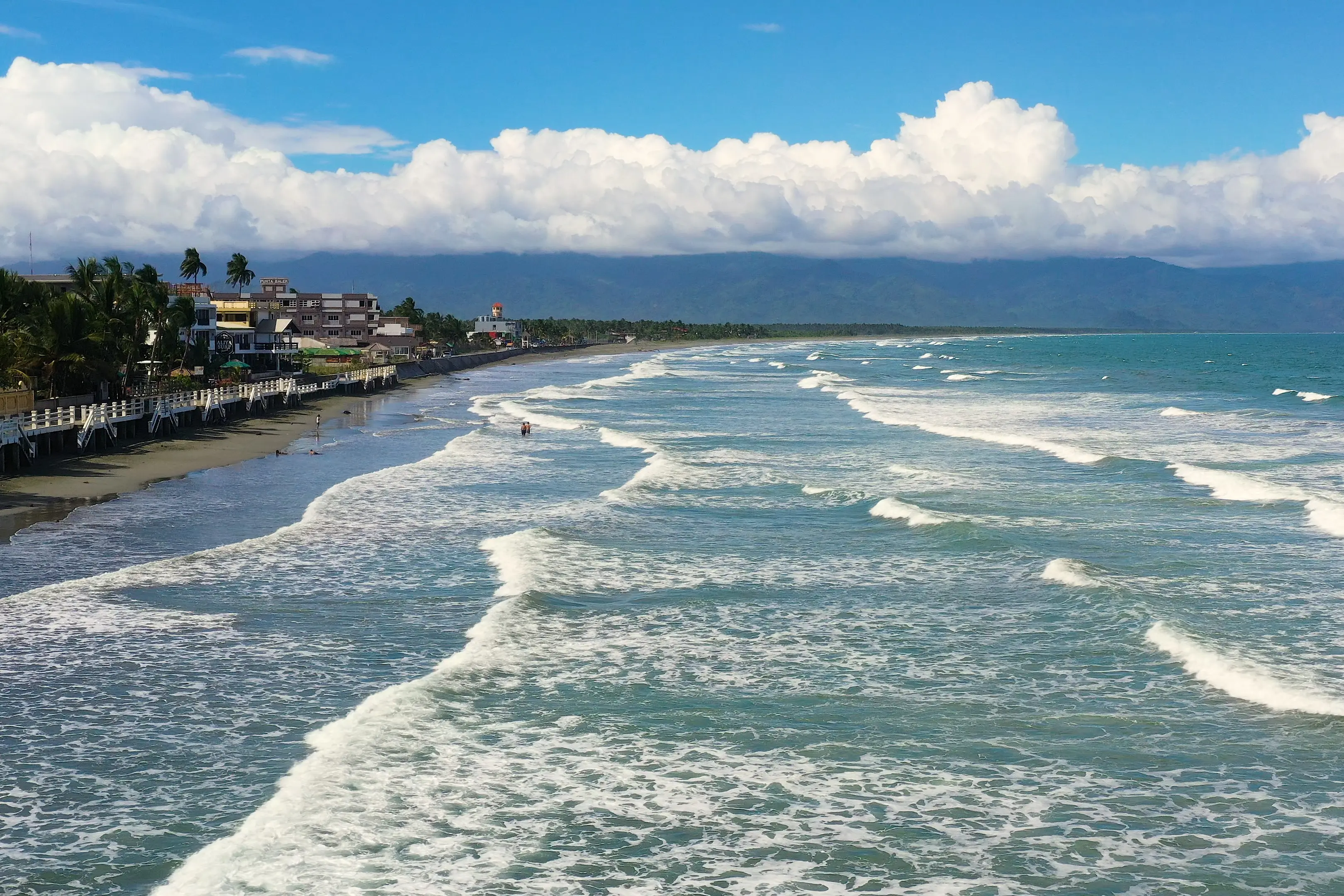 Die Küste mit Hotels und Touristen, ein berühmter Ort zum Surfen auf den Philippinen, Draufsicht. Geheime Surfhauptstadt der Philippinen. Sabang Beach, Baler, Aurora, Philippinen.


