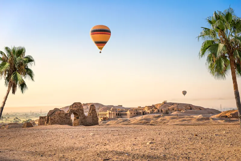 Blick auf einen Heißluftballon bei Luxor, Ägypten.