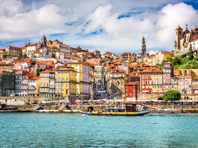 Portugal, Porto, Porto Bunte Häuser am Flussufer mit Stadtblick. Porto, Porto, Portugal.