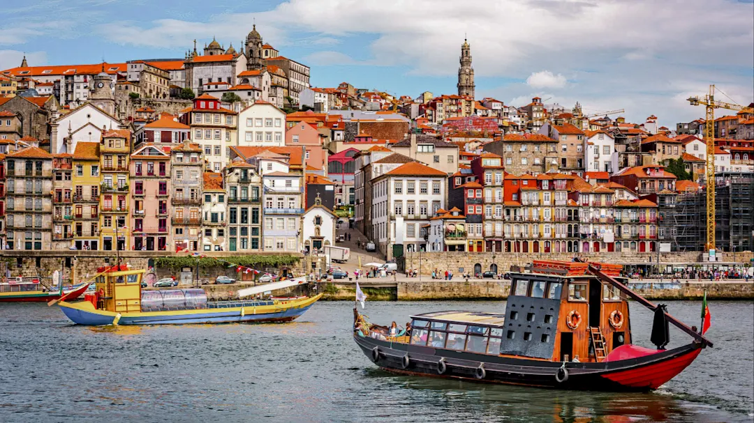 Bunte Häuser am Flussufer mit Stadtblick. Porto, Porto, Portugal.