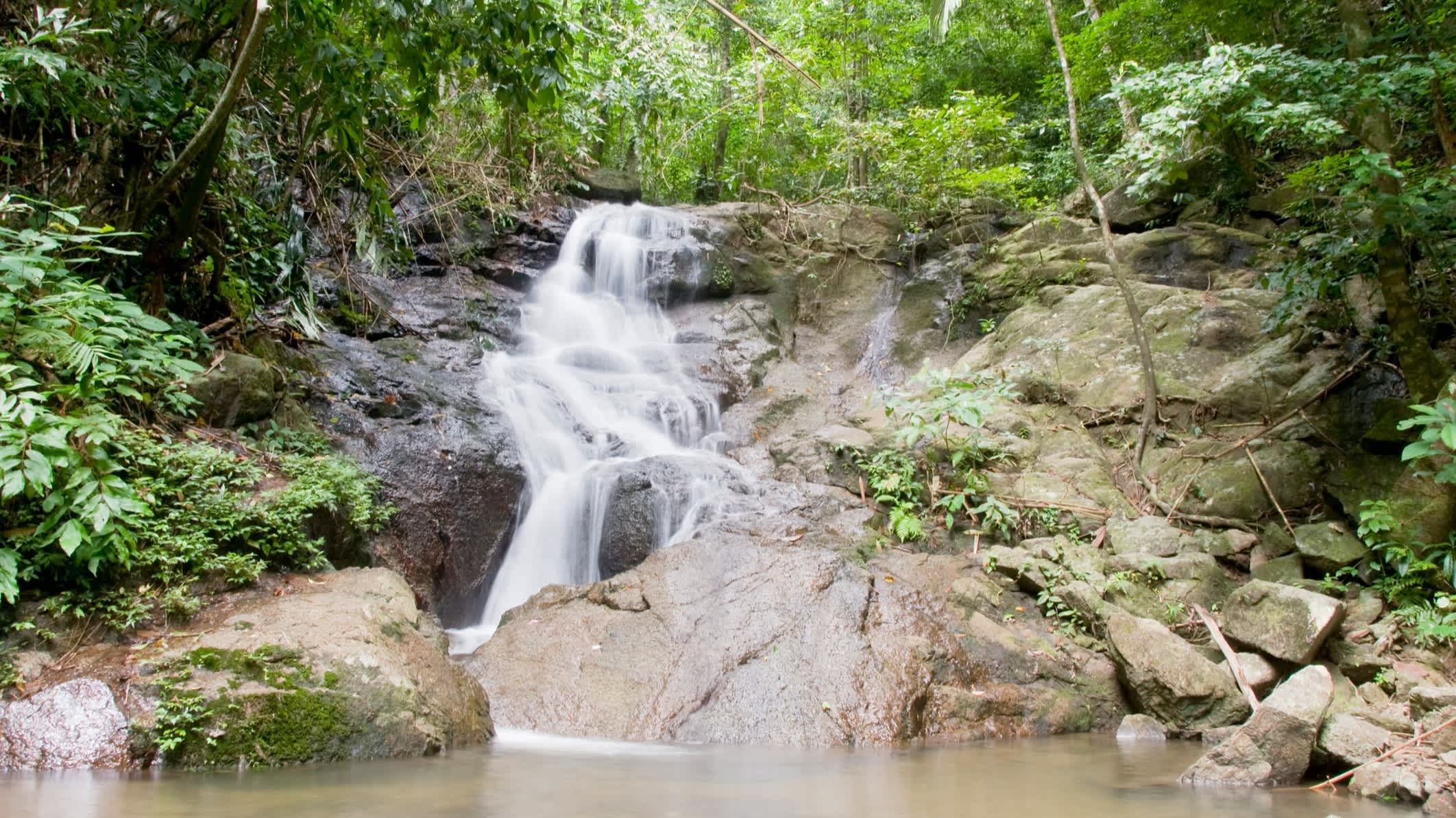 Chute d'eau de Kathu à Phuket, Thaïlande

