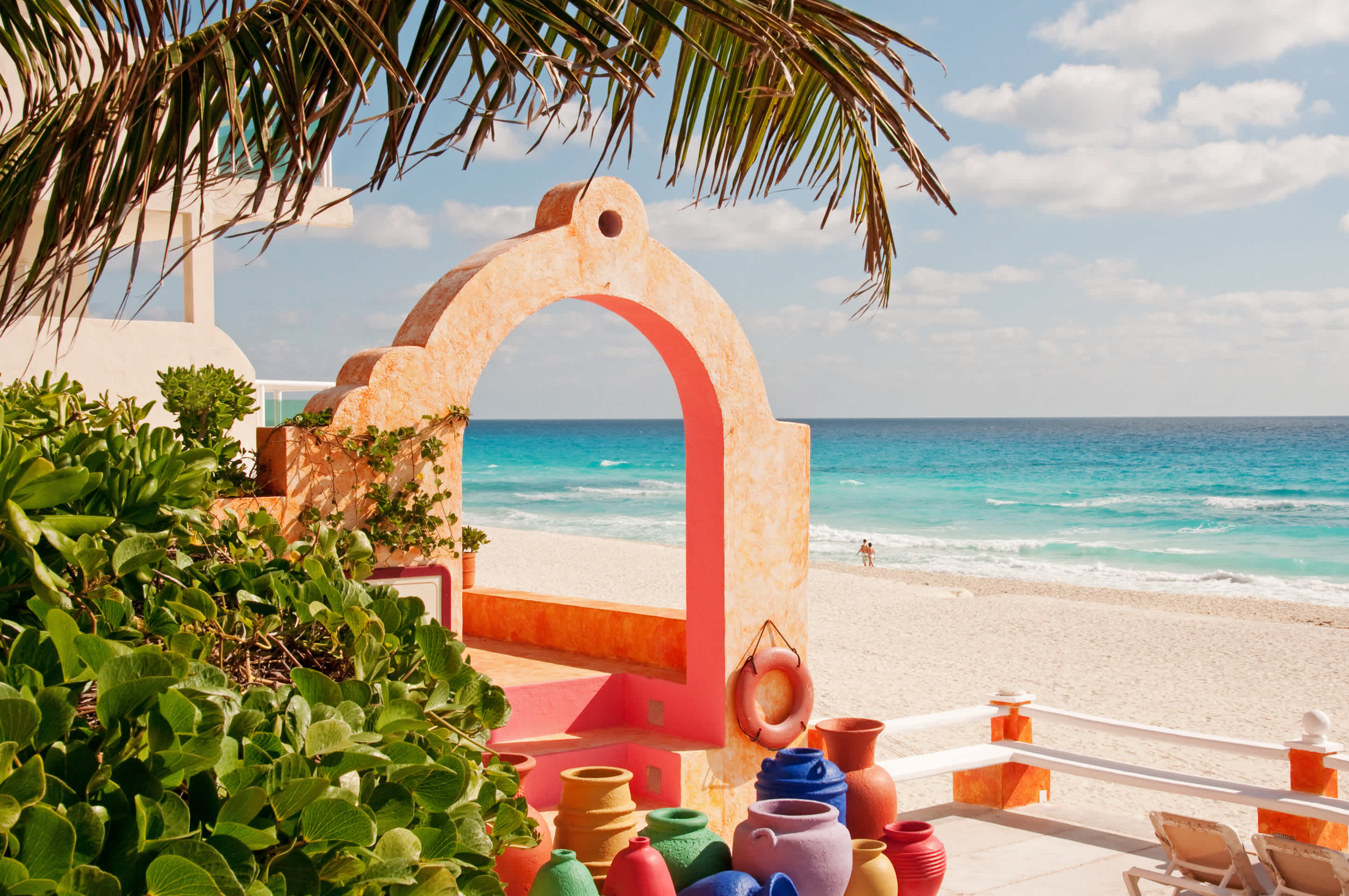 Mexikanische Keramik und Architektur am Strand von Cancun, Yucatan, Mexiko. 

