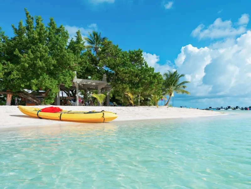 De nombreuses plages colombiennes sont situées au bord d'une mer turquoise et cristalline, offrant un cadre parfait pour une aventure en canoë dans un environnement paradisiaque.