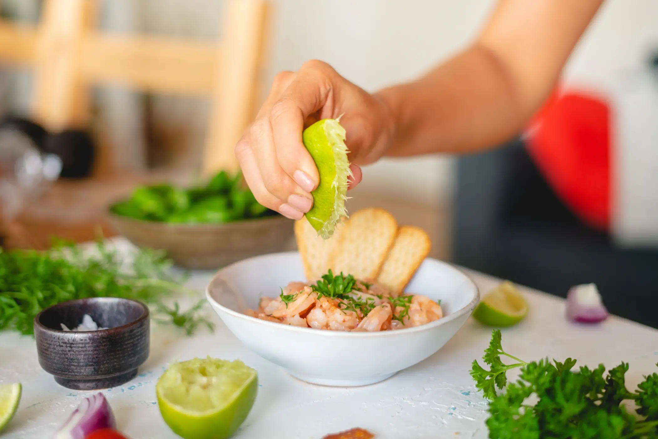 Peru, Kochen, Ceviche Limettensaft zu einer Schüssel Garnelen-Ceviche